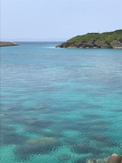 透き通るエメラルドグリーンの海