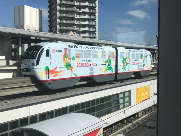 ホテル客室から激写！那覇空港行きのゆいレールが牧志駅に到着する瞬間！その3