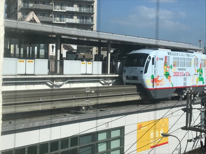 ホテル客室から激写！那覇空港行きのゆいレールが牧志駅に到着する瞬間！その1